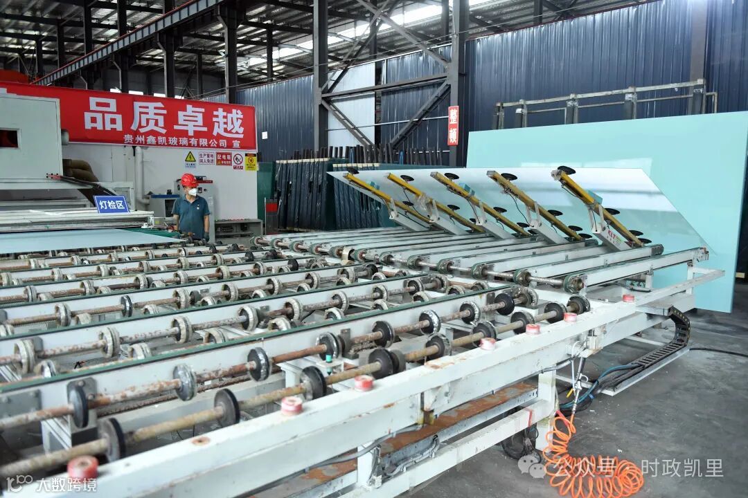 贵州鑫凯玻璃有限责任公司工人在玻璃生产线上作业。 (2).JPG