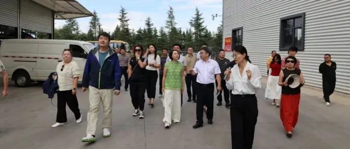 侨连五洲·七彩云南——东盟华商走进曲靖市电子商务产业园考察活动