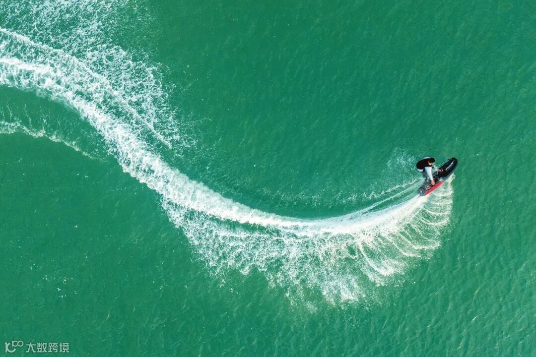 游客在荣山寮村体验电动冲浪板海上运动项目。 本报记者 石中华 摄.jpg