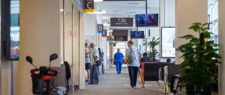 同事暈倒進(jìn)ICU，公司保險(xiǎn)只夠撐3天？拿到新加坡EP后，這件事請(qǐng)排在工作租房前面