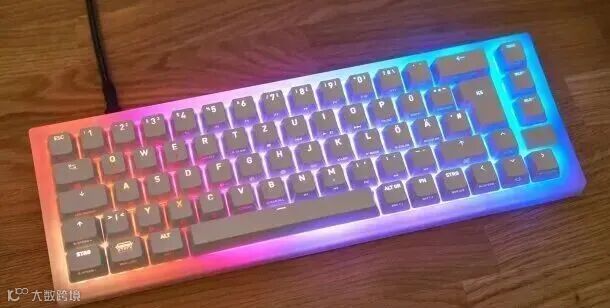 Bunt beleuchtete Tastatur auf einem Tisch