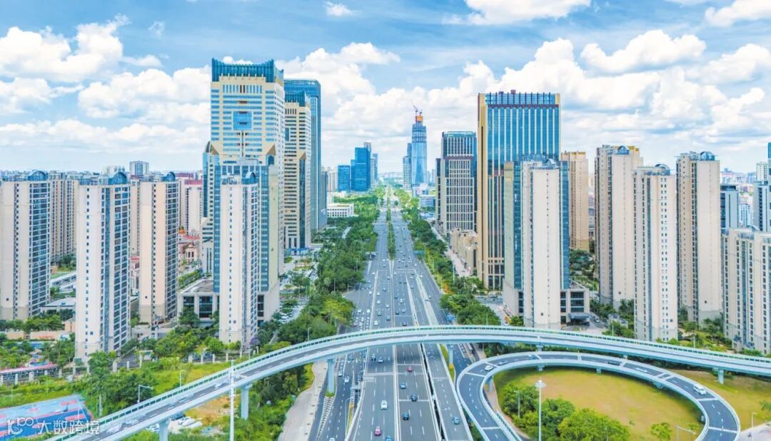 海口商务楼宇鳞次栉比，大英山金融集聚区与琼山区中小企业创新孵化港、琼山区外企集聚区遥相呼应。本报记者 苏弼坤 摄.jpg