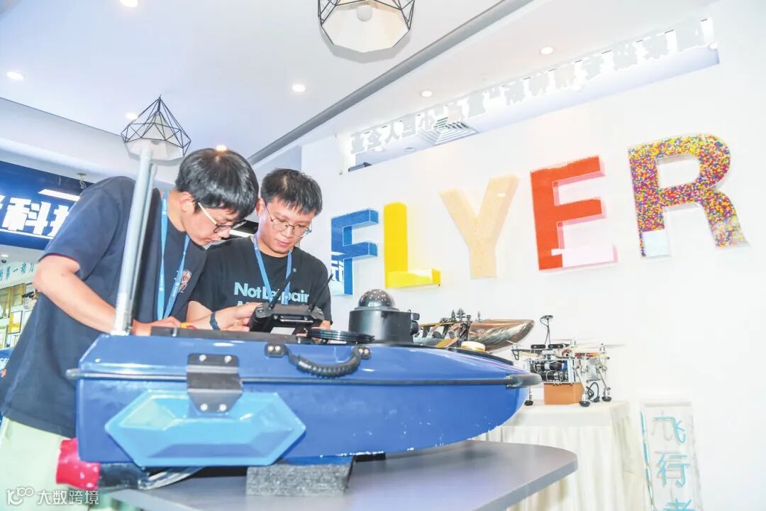 在海南飞行者科技有限公司，工作人员在调试测量无人船USVW110。本报记者 康登淋 摄.jpg