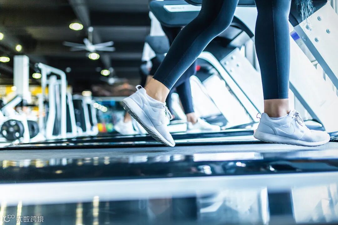 摄图网_501088733_跑步机上脚部特写(企业商用).jpg