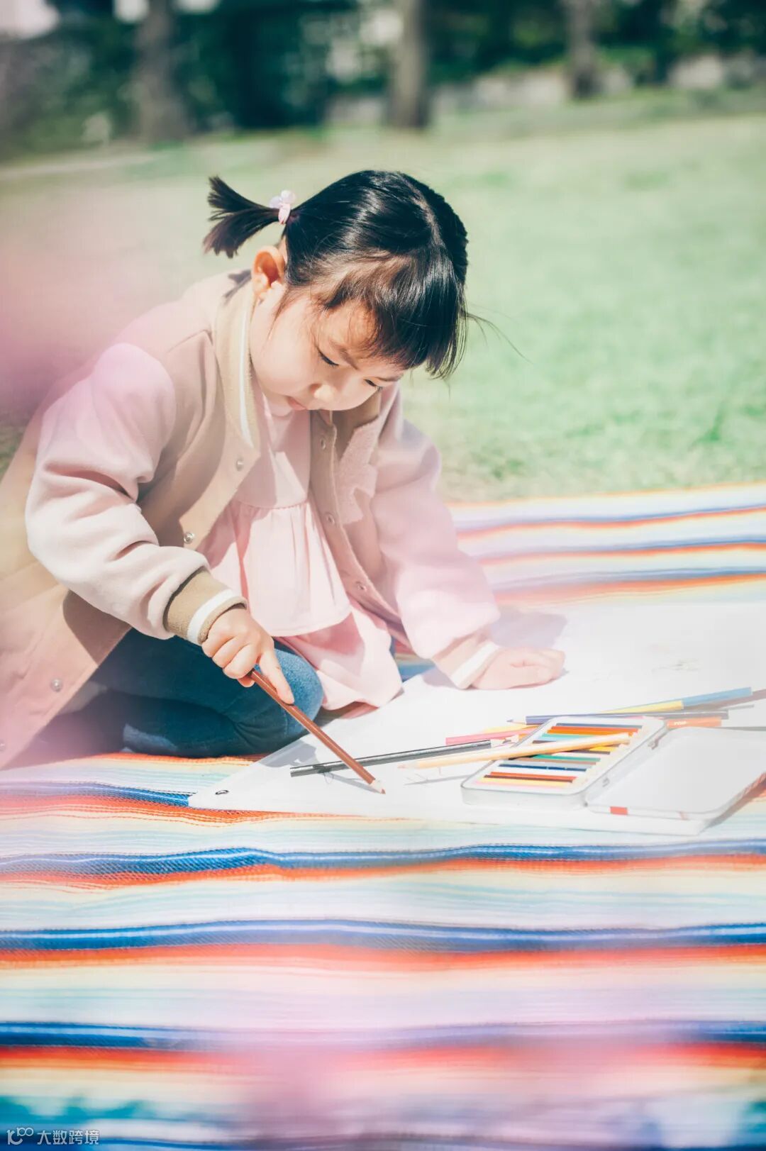 摄图网_502272062_户外野餐画画的小女孩(企业商用).jpg