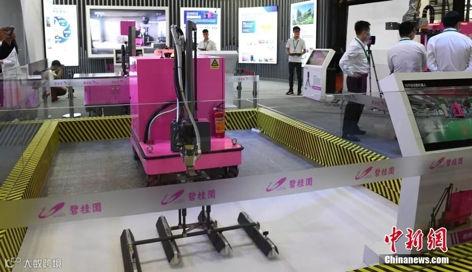 图为11月25日,参展商在建博会上展示智能建造机器人。 <a target='_blank' href='/'>中新社</a>记者 林浩 摄