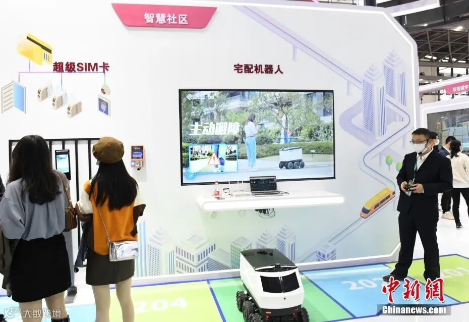 图为11月25日,参展商在建博会上展示智能家居产品。 <a target='_blank' href='/'>中新社</a>记者 林浩 摄