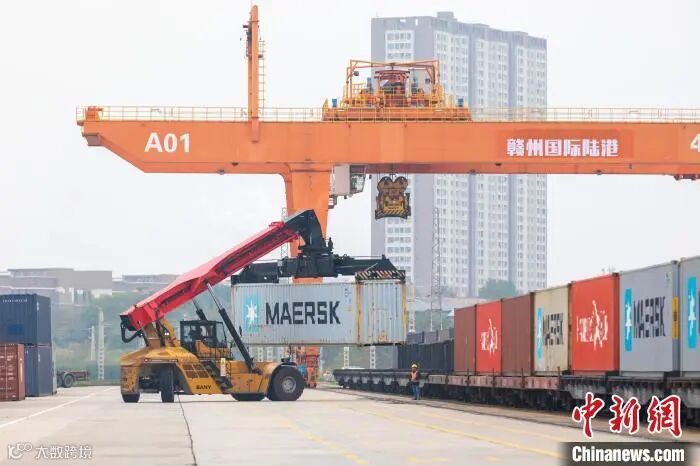 赣州国际陆港龙门吊正在吊装集装箱。 廖国胜 摄