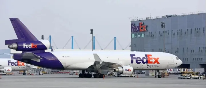 【头条：快递巨头拟裁员5000人；阿里预计2029财年即时零售业务整体盈利；厦门象屿2.8亿成立物流公司；亚马逊收购自主配送机器人公司】