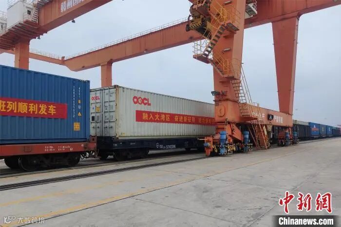 2023年1月1日,江西省2023年首趟中欧班列从赣州国际陆港开出。 曹辉林 摄