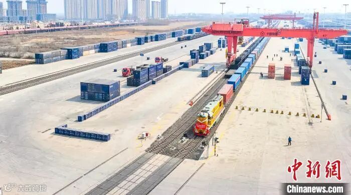 首趟国产品牌商品汽车运输中欧班列。 原勇 摄