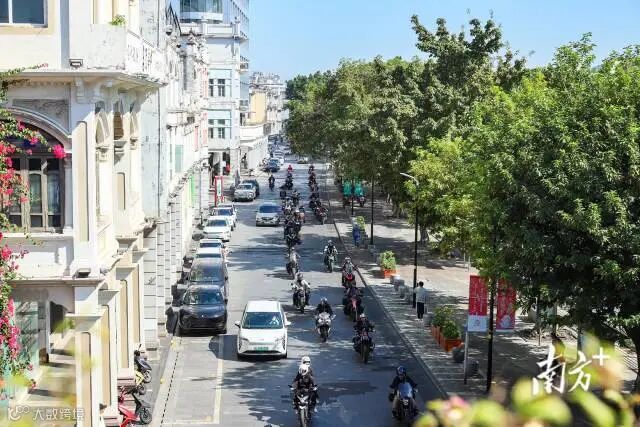 巡游车队途经长堤历史文化街区。 受访者供图