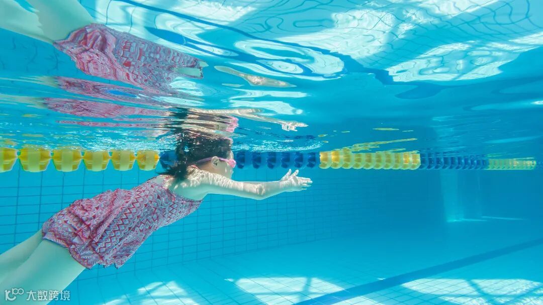 摄图网_501328746_儿童水下游泳(企业商用).jpg