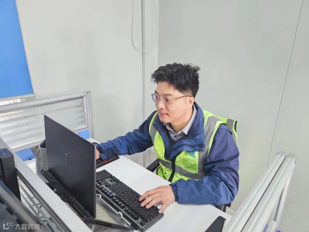 个人工作照 (9).jpg