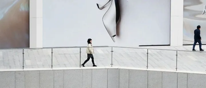 深圳什么都快，人人都在赶。但在深圳湾文化广场，我们只有一个念头：「慢慢来」。