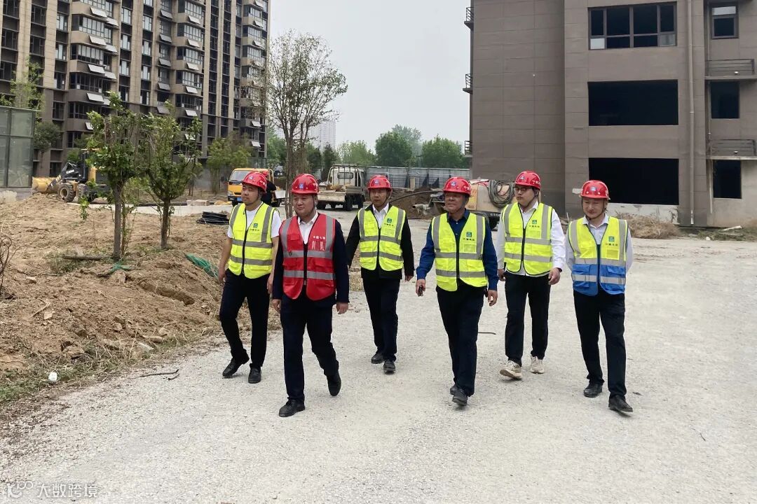 4月11日，华北事业部副总经理许鹏飞、安全总监王振龙一行到菏泽区域项目开展复工复产检查及安全生产带班检查。.jpg