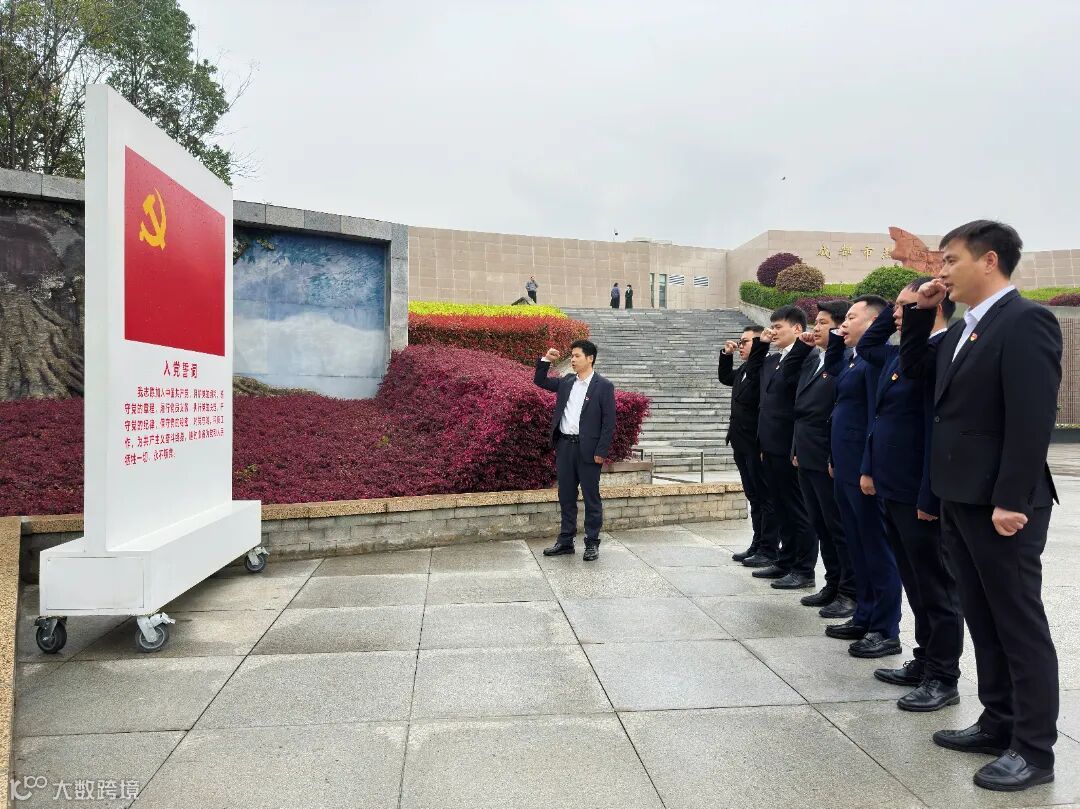 成都烈士陵园祭扫烈士墓 (1).jpg