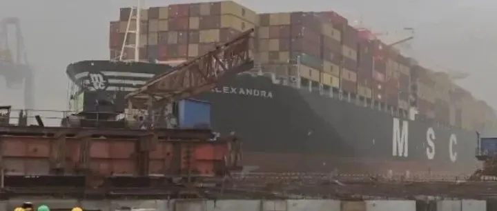 一大型集裝箱船在港口斷纜失控