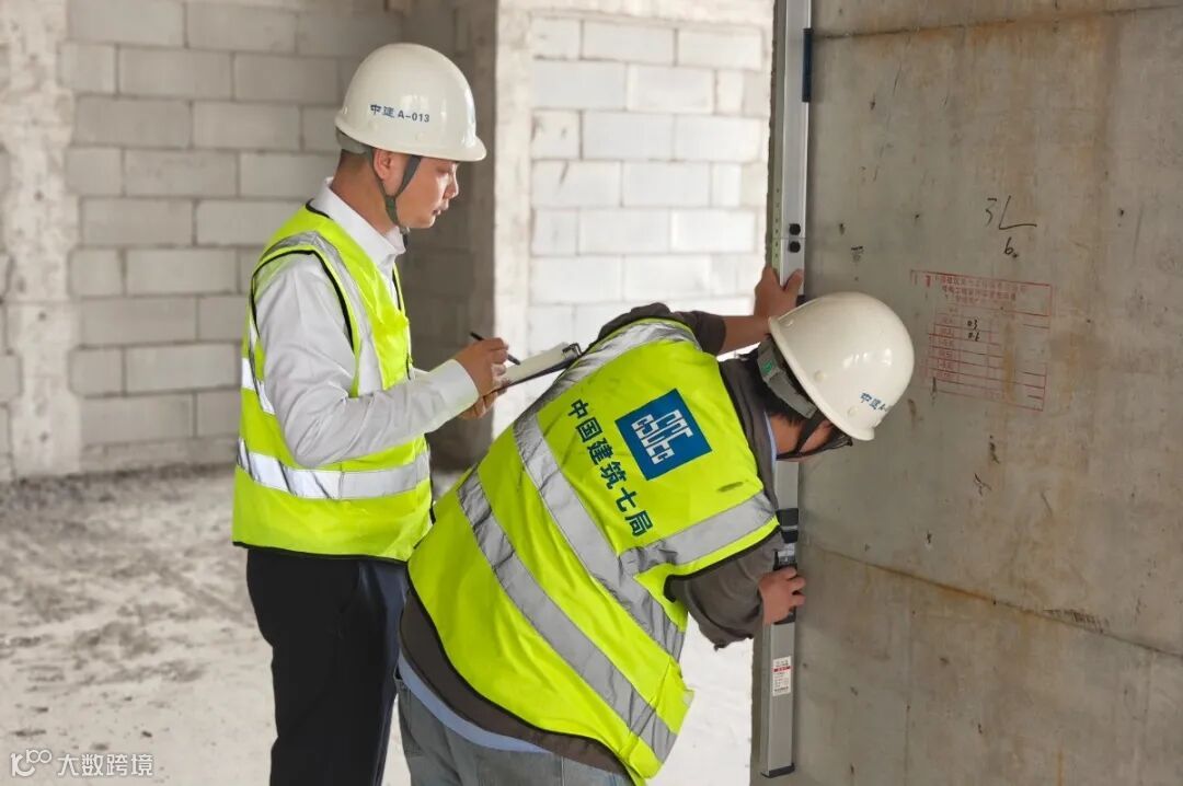 民警到项目开展廉洁警示教育 (2).JPG