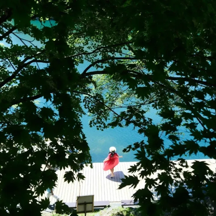 轻装记录，在日子的缝隙里留住光：两位摄影师的 X‑T30 III 创作日常