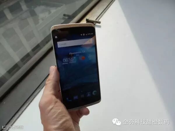 395155-zte-axon-phone.jpg