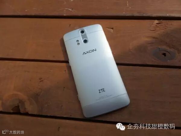 395150-zte-axon-phone-back.jpg