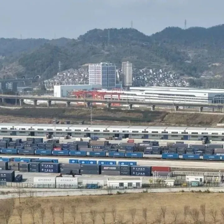 <em>懷化</em>陸港新春首發(fā)告捷 班列運(yùn)營(yíng)實(shí)現(xiàn)“開(kāi)門(mén)紅”