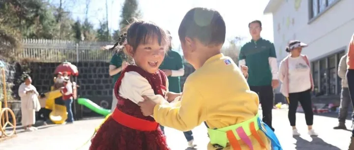 以爱为伴，让童心向阳生长