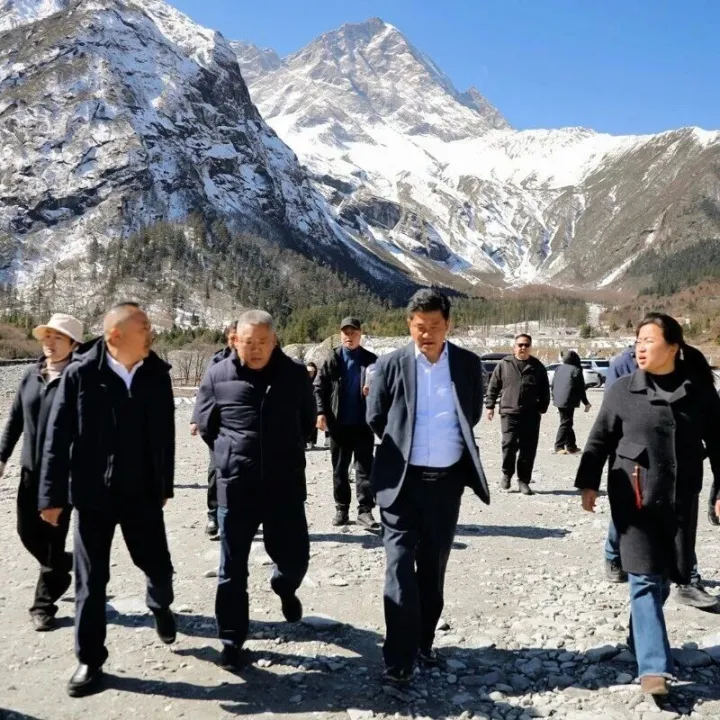 理县县委书记杨健 州发展公司董事长陈太林赴理小路项目调研