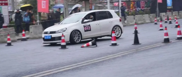 改装案例丨大众高尔夫 升级迈拓R60六活塞卡钳套装