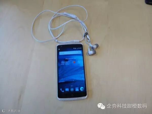 395154-zte-axon-phone-with-headset.jpg