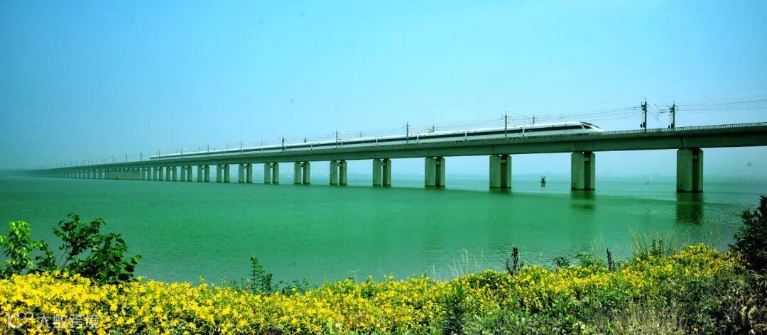 复兴号动车组与阳澄湖上好风光交相呼应,缔造了完美的画卷。.jpg