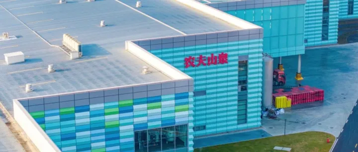 拟派息超111亿元！农夫山泉2025年营收破500亿元