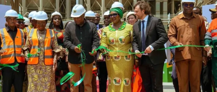 投资 1.1 亿美元！全球最大黏土基水泥厂在加纳投产，低碳 + 基建双红利落地