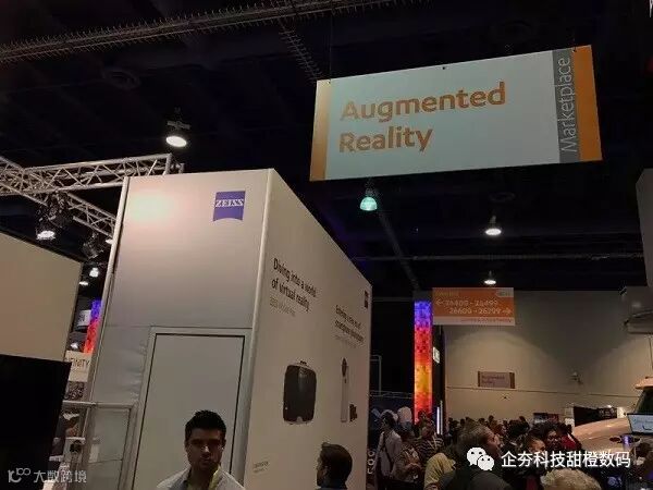 zeissbooth-800x600.jpg(image via:Robert Scoble)