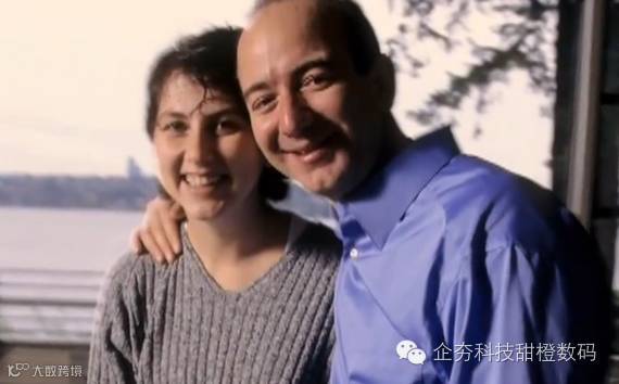 Jeff-Bezos-wife-Mackenzie.png