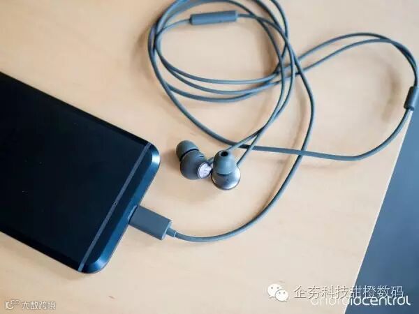 htc-bolt-headphones.jpg
