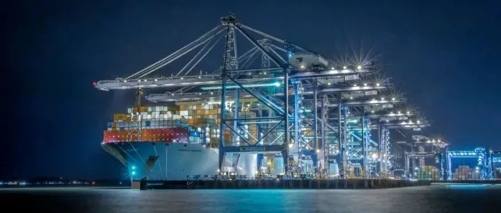 爆！美国计划停火；人民币贬值；西班牙降税救市；马士基新规；大众利润腰斩；AI Siri来了；等