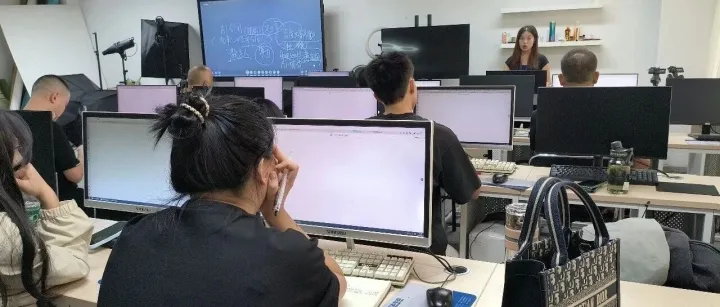 在廣州，如何從海量AI培訓(xùn)中，找到那個(gè)真正適合你的？一份來(lái)自行內(nèi)人的冷靜思考與避坑指南