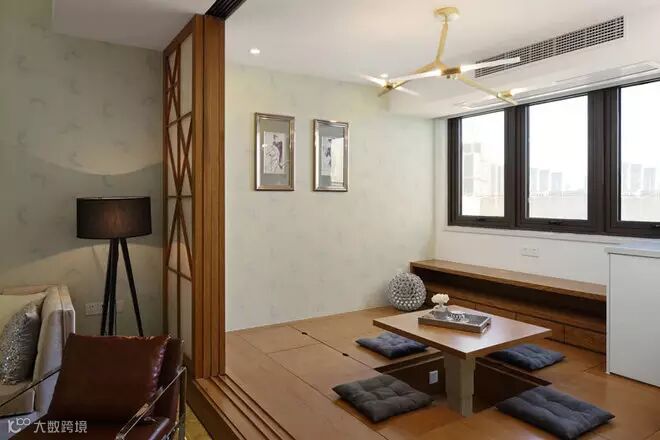 一层茶室区具备了多种功能性,白天可将电动桌升起,为家庭生活提供了休闲品茶区,并且利用了地台的高度,在茶室周边范围设计了地柜,用作起居被褥等物件的收纳。