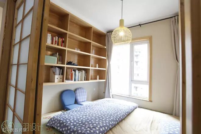 中间的升降桌,也成为主人喝下午茶的好出去,原木色的挂墙大书柜既满足展示又满足了收纳。