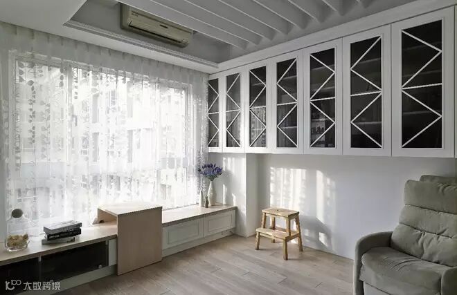 拥有大面开窗的空间,同时也兼具视听室的功能,例如天花板就采用垂板的造型,来增加隔音的效果。