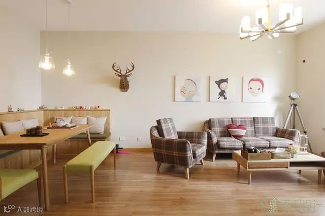 深色格纹沙发的出现使整个空间清新而不失稳重。