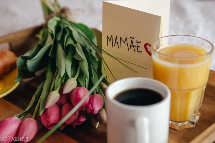 母亲节的早餐和鲜花