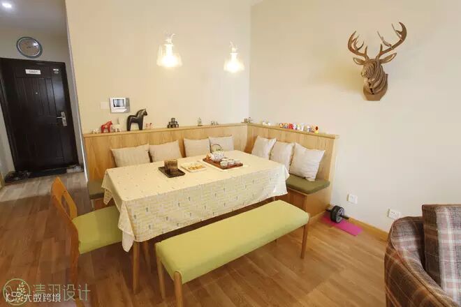 青绿色的坐垫和原木色搭配在一起异常的清新自然,像是来到了初春的森林。