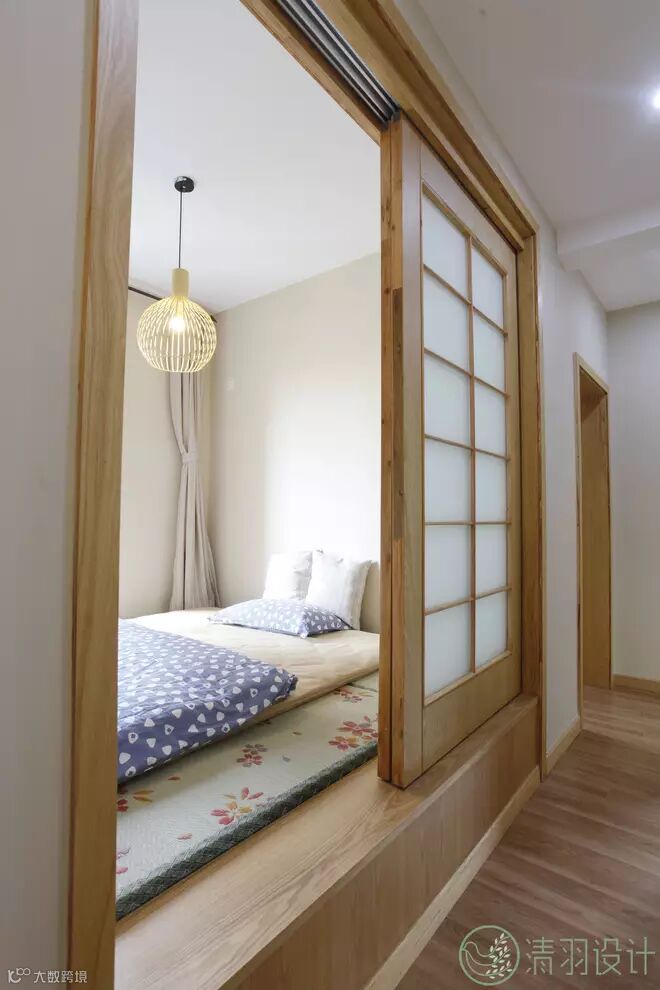 次卧室空间比较小,榻榻米的使用不仅拥有了超大的收纳空间也同时满足了卧室休息以及休闲功能。