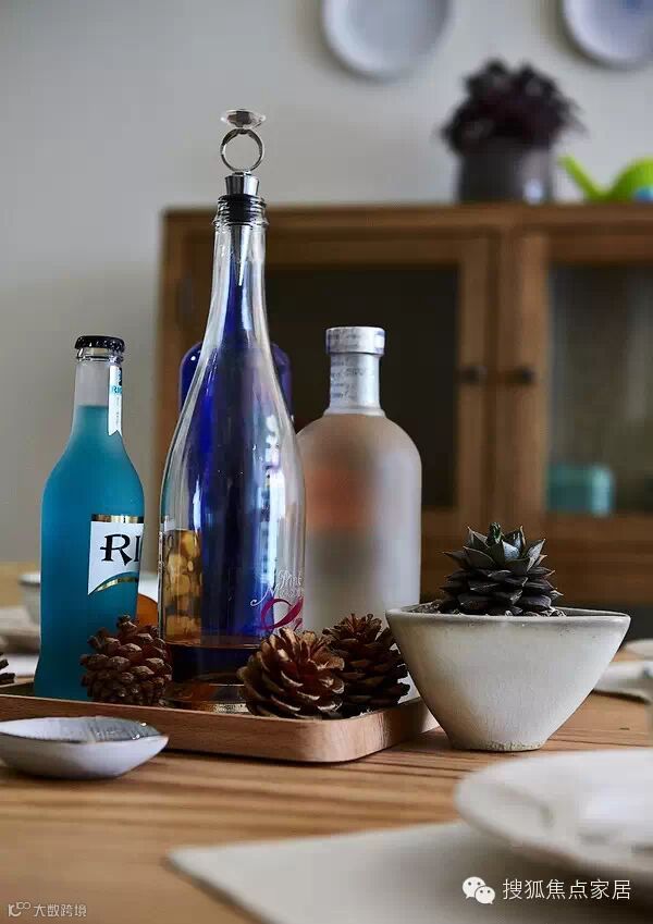 漂亮的瓶瓶罐罐给家里又增添了一丝色彩,使整个家里温馨恬淡又不失活泼。女主人十分喜欢养多肉植物,喜欢一切阳光的事物