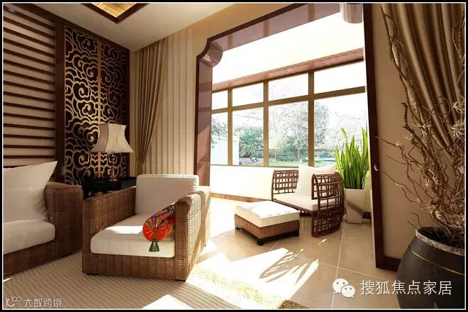 客厅
客厅得以大气优雅为主,在造型上,墙面木装饰与金属、金属结合的装饰造型,以冷静线条分割空间,代替一切繁杂与装饰。