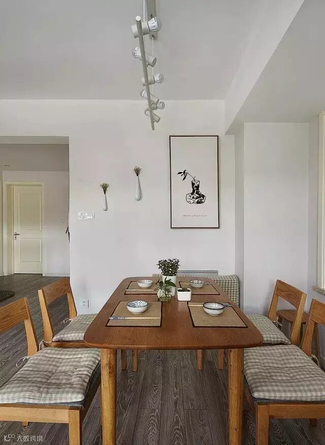 原木的温润营造轻松的进餐氛围,墙壁上花都开好了,抬头就可以看到美好。