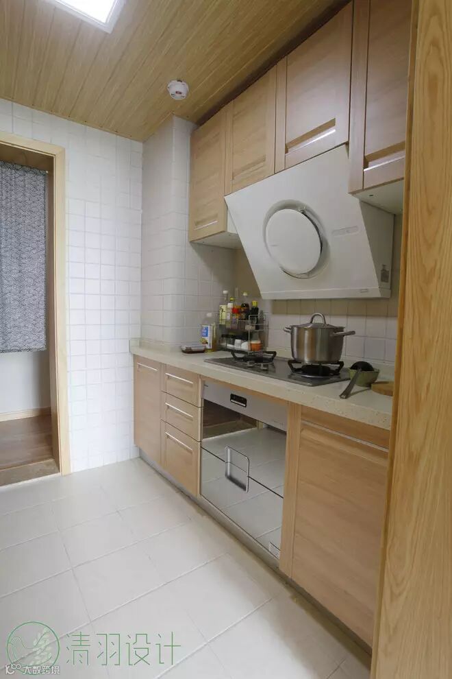一字平行的厨房,更好地利用了空间,让女主人可以充分施展她的厨艺。
